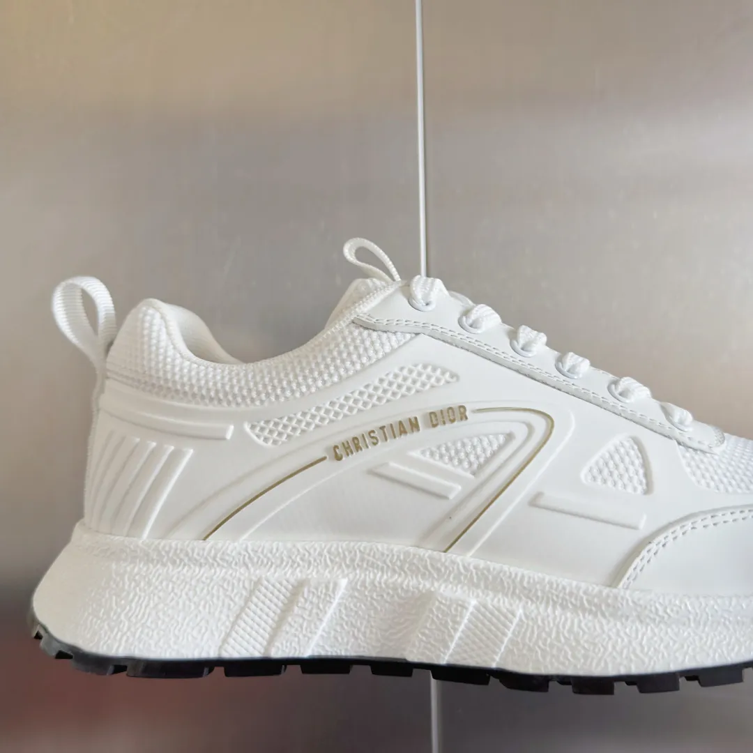 [Dior Dior] P: 640💰Couple model Size: Female: 35-40 (customized at 41), male 39-44. (customized at 45) 2025 Dior Dior autumn and winter new couple model, thick-soled casual sports shoes, originally purchased and developed to reinterpret the sports style with an elegant and fashionable shape. The upper is crafted from white mesh fabric and features the Christian Dior Paris signature on the laces and heel. The exquisite two-color sole is light and soft, which can add a high-end temperament to all kinds of casual looks. The delivery counter is exquisitely packaged🛍📦 ▪️Material: Original custom imported first-layer cowhide ▪️Inner lining: Imported soft sheepskin lining ▪️Sole: Original open-molded anti-slip rubber material ▪️Sole thickness: 4CM